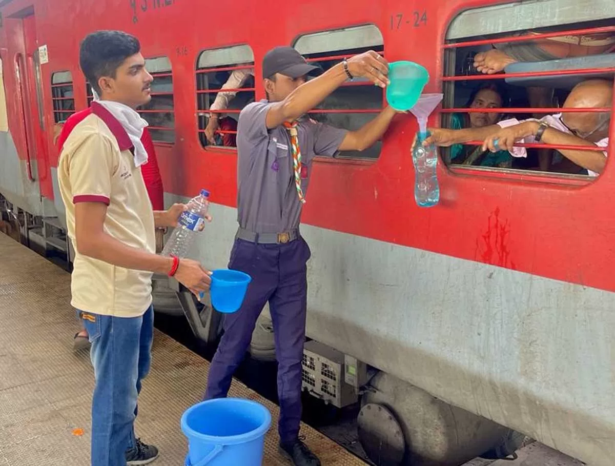 यात्रियों की प्यास बुझाने भारत स्काउट्स एवं गाइड्स की नि:शुल्क जल सेवा यात्रियों की प्यास बुझाने भारत स्काउट्स एवं गाइड्स की नि:शुल्क जल सेवा