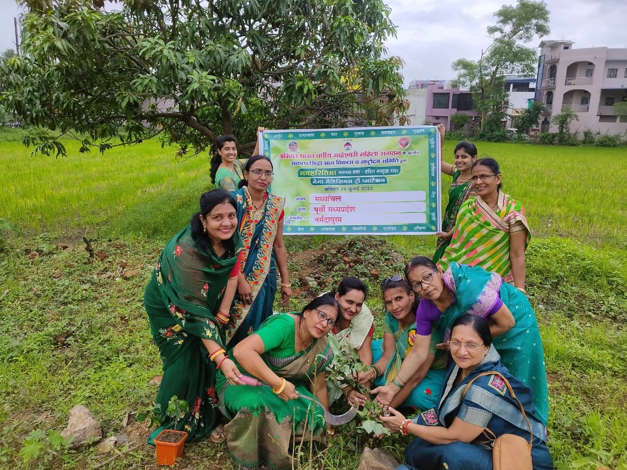 माहेश्वरी महिला मंडल ने पर्यावरण संरक्षण के लिए किया पौधरोपण