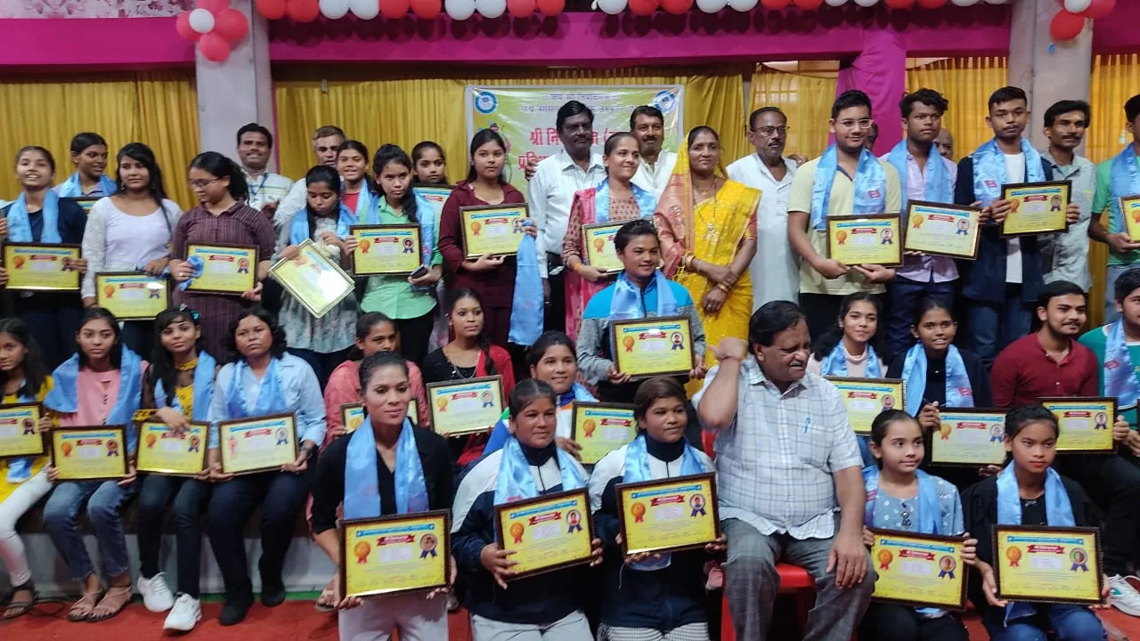 युवा मांझी समाज ने किया शिक्षा एवं खेल प्रतिभाओं का सम्मान युवा मांझी समाज ने किया शिक्षा एवं खेल प्रतिभाओं का सम्मान