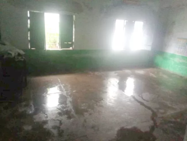 इस स्कूल में जान जोखिम में डालकर शिक्षा ग्रहण कर रहे हैं नौनिहाल 2 NGL School1
