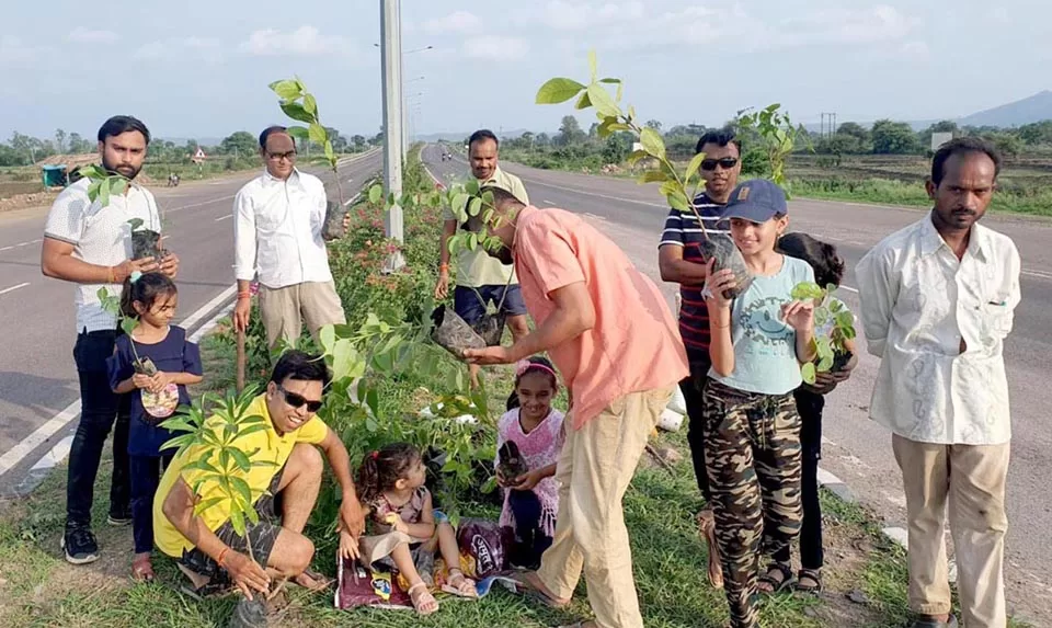 गायत्री परिवार के युवा मंडल ने किया फोरलेन पर पौधरोपण गायत्री परिवार के युवा मंडल ने किया फोरलेन पर पौधरोपण