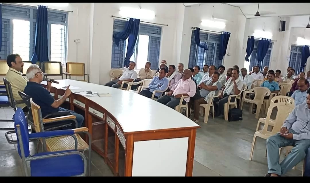 निर्वाचन कार्य में लापरवाही पर एसडीएम ने बीएलओ को लगाई फटकार निर्वाचन कार्य में लापरवाही पर एसडीएम ने बीएलओ को लगाई फटकार