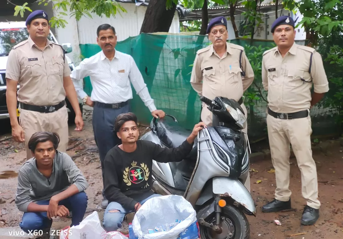 आबकारी विभाग ने 2 पेटी बीयर, 2 पेटी देशी शराब के साथ दो गिरफ्तार आबकारी विभाग ने 2 पेटी बीयर, 2 पेटी देशी शराब के साथ दो गिरफ्तार