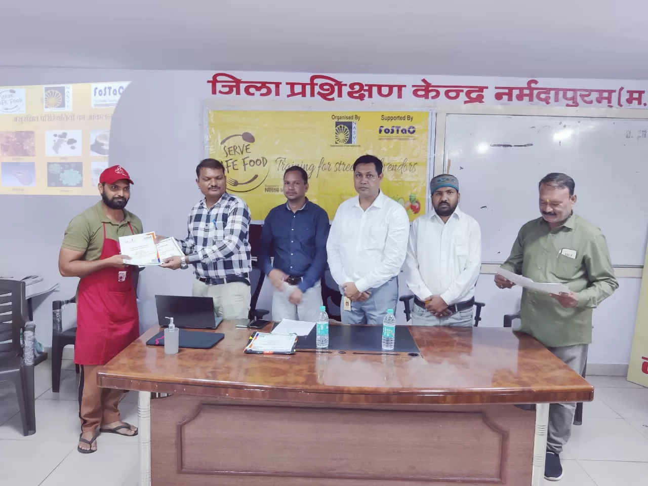 स्ट्रीट फूड वेंडर्स को खाद्य सामग्री की गुणवत्ता पर प्रशिक्षण कल इटारसी में स्ट्रीट फूड वेंडर्स को खाद्य सामग्री की गुणवत्ता पर प्रशिक्षण कल इटारसी में