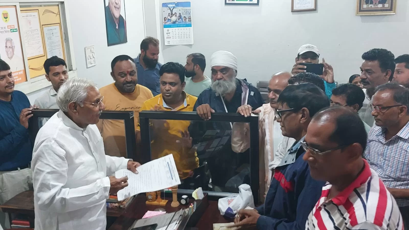 मोहल्ला समिति ने विधायक एवं नपाध्यक्ष को सौंपा पत्र मोहल्ला समिति ने विधायक एवं नपाध्यक्ष को सौंपा पत्र