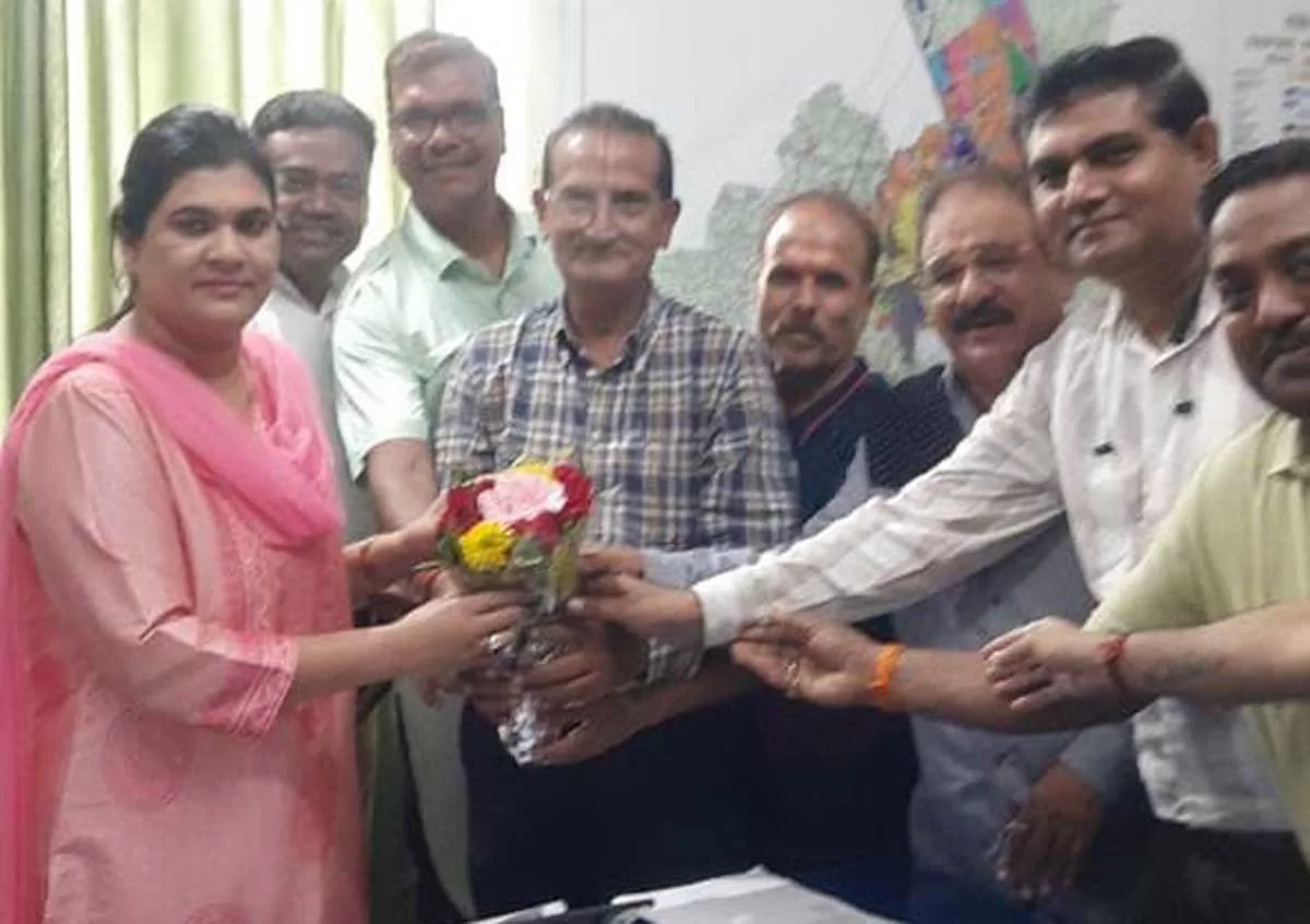 नवागत एसडीएम से सौजन्य भेंट करने पहुंचे व्यापारी नवागत एसडीएम से सौजन्य भेंट करने पहुंचे व्यापारी