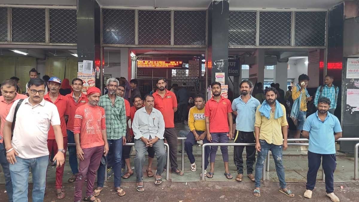 वेतन न मिलने से नाराज रेलवे स्टेशन के सफाई कर्मियों ने फिर की हड़ताल