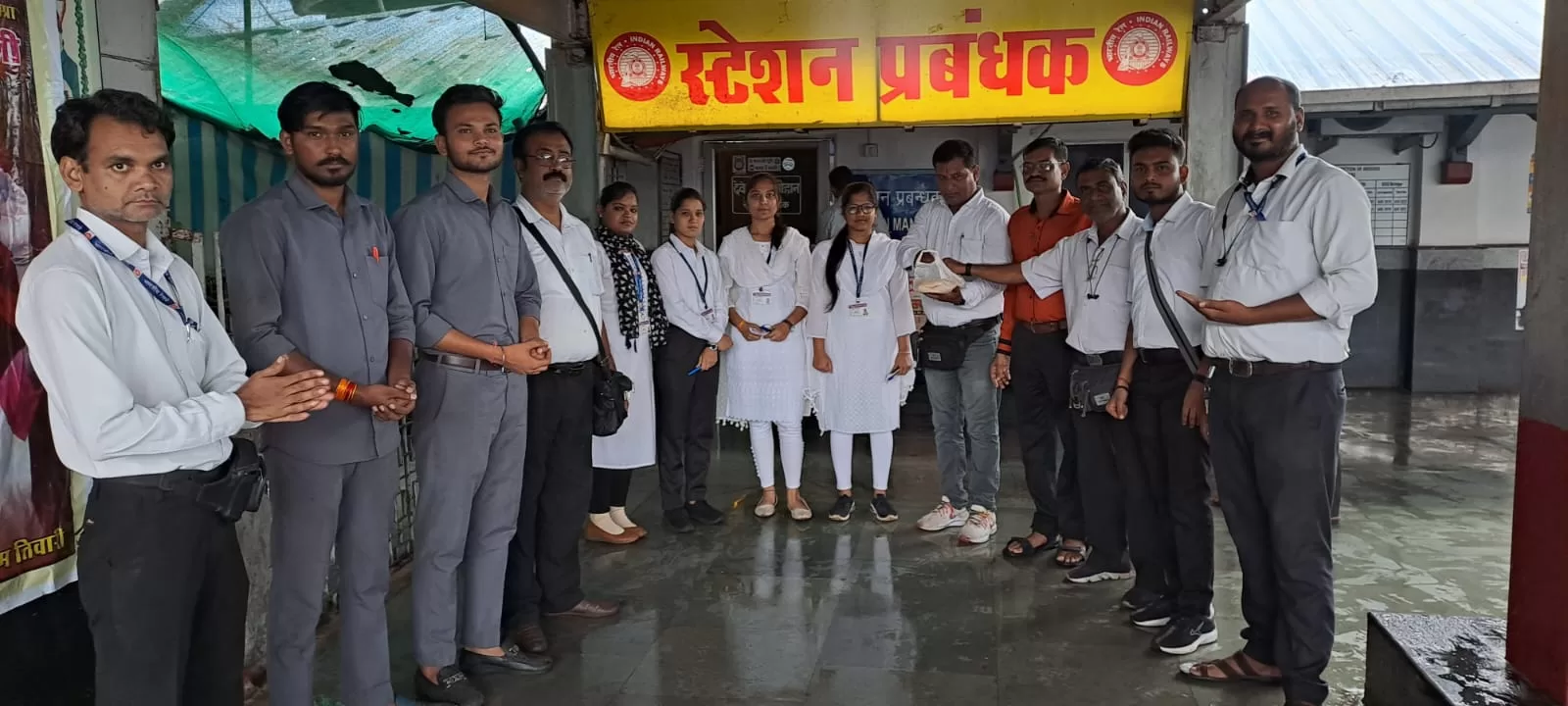 आपरेटिंग और कमर्शियल के कर्मचारियों को दिये पीले चावल आपरेटिंग और कमर्शियल के कर्मचारियों को दिये पीले चावल