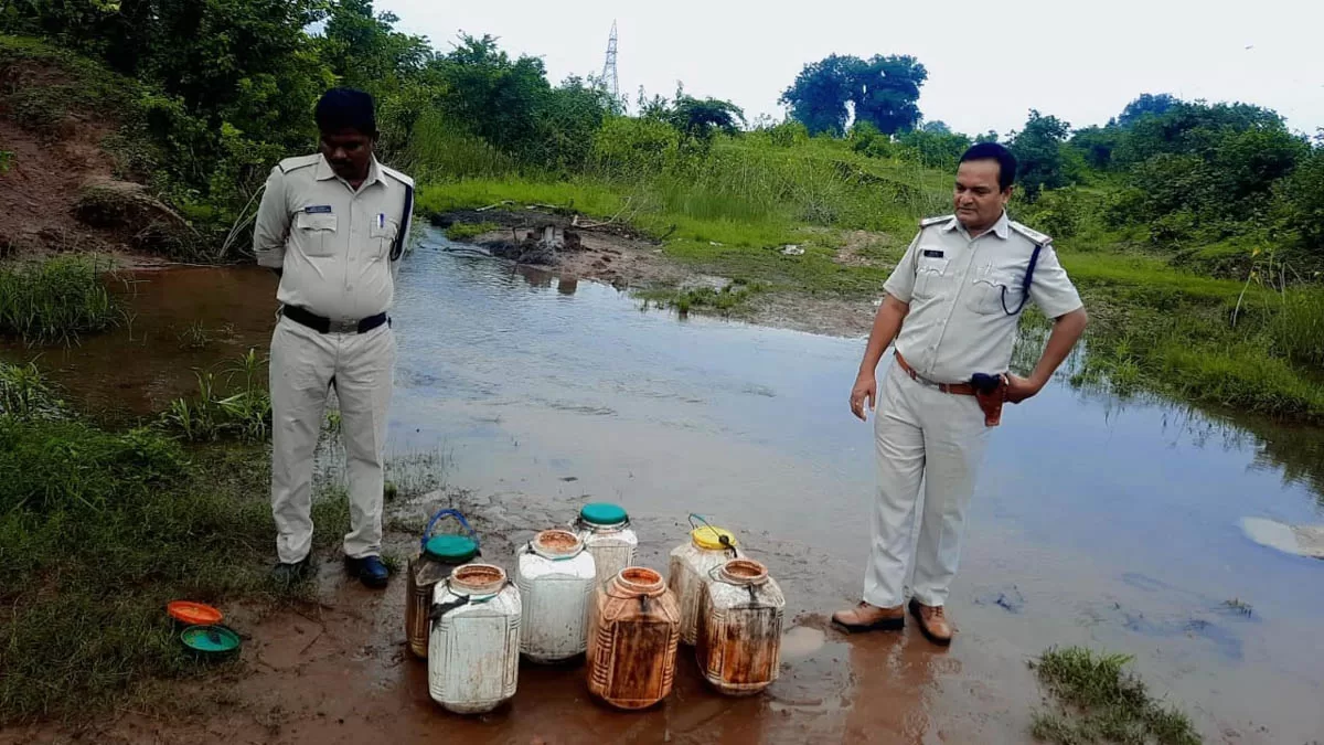 आबकारी विभाग ने किया ग्रामीण क्षेत्रों से अवैध शराब, महुआ लाहन जब्त