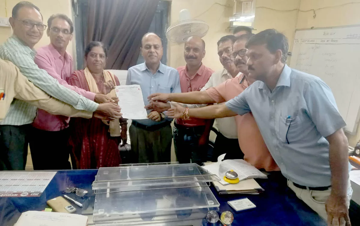 शिक्षकों की समस्याओं को लेकर कलेक्टर को दिया ज्ञापन शिक्षकों की समस्याओं को लेकर कलेक्टर को दिया ज्ञापन