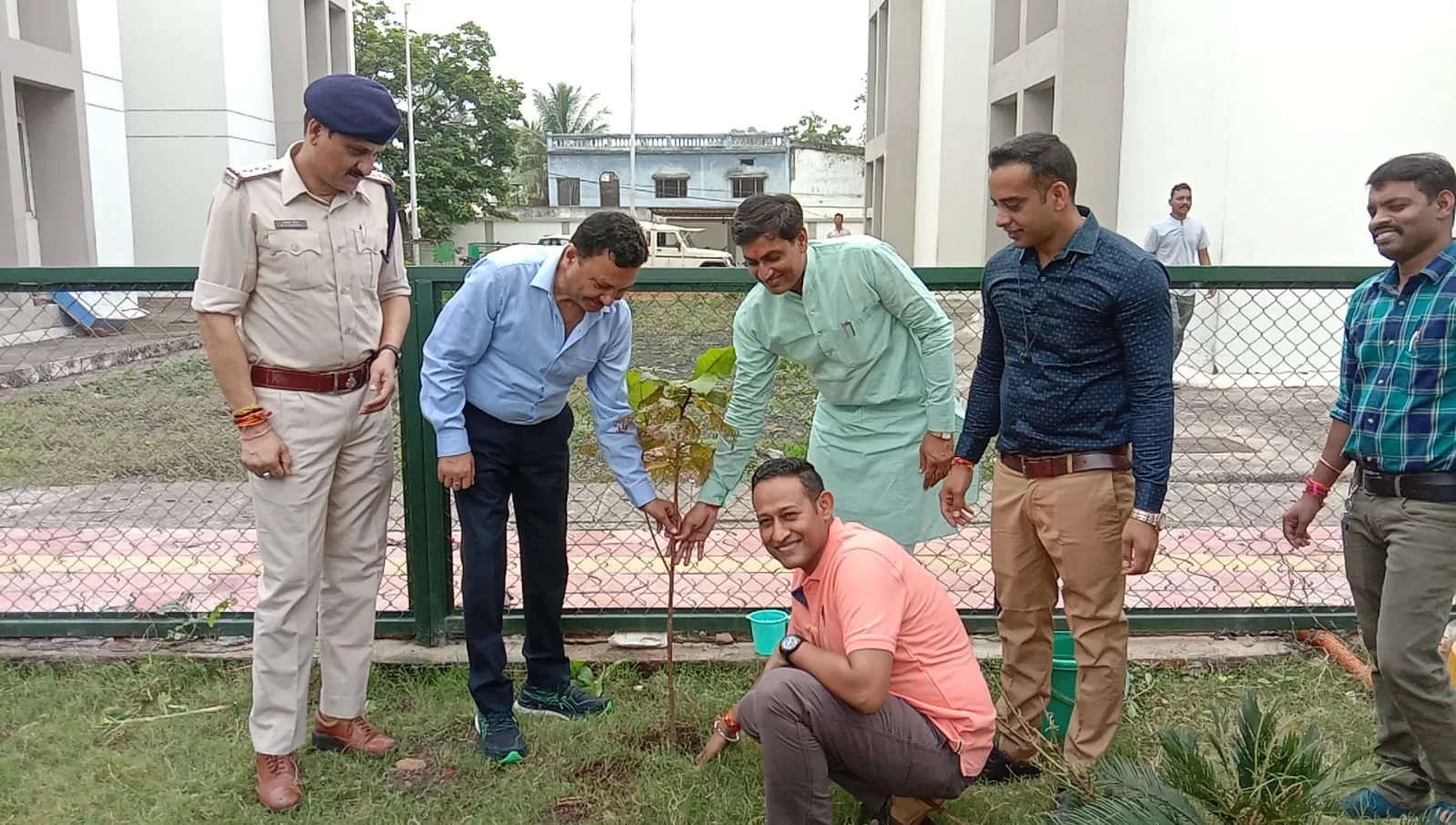 पुलिस लाइन में लगाए 101 पौधे, पुलिस बनी पर्यावरण मित्र