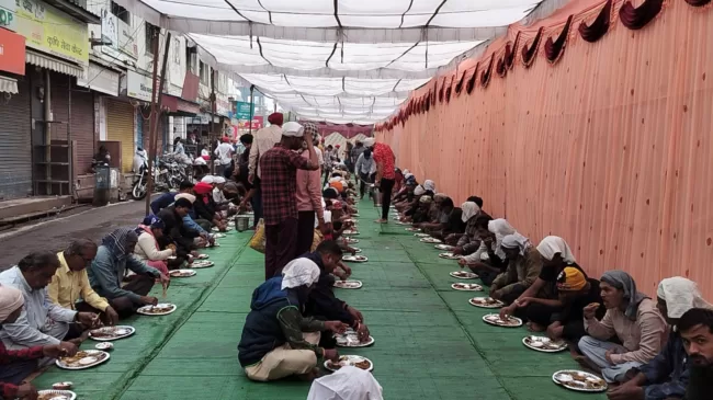 श्रद्धा से मनाया जा रहा है गुरुपर्व, मत्था टेका, लंगर चखा 2 Gurunanak2