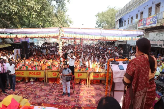 अरे मोदी शेर है, कांग्रेस से जो बन पड़े कर लेे : स्मृति ईरानी 2 Sabha