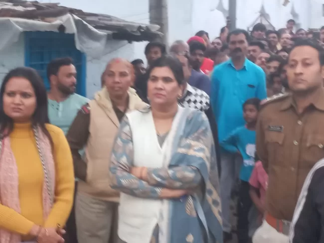सुबह विधायक से मिले योगेश के परिजन, शाम को आरोपियों के मकान पर चली जेसीबी 2 OFFICER