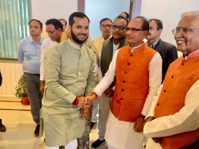 विधायक डॉ. शर्मा ने मुख्यमंत्री शिवराज सिंह चौहान से मिलकर दी बधाई 2 Rahul