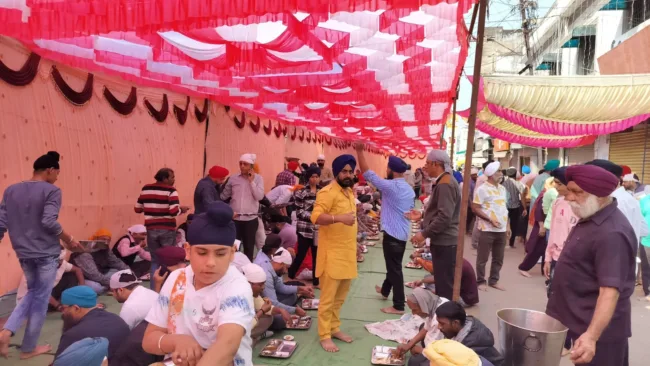 गुरू के अटूट लंगर में ली प्रसादी, हजारों श्रद्धालुओं ने गुरूद्वारे में मत्था टेका 2 LUNGAR