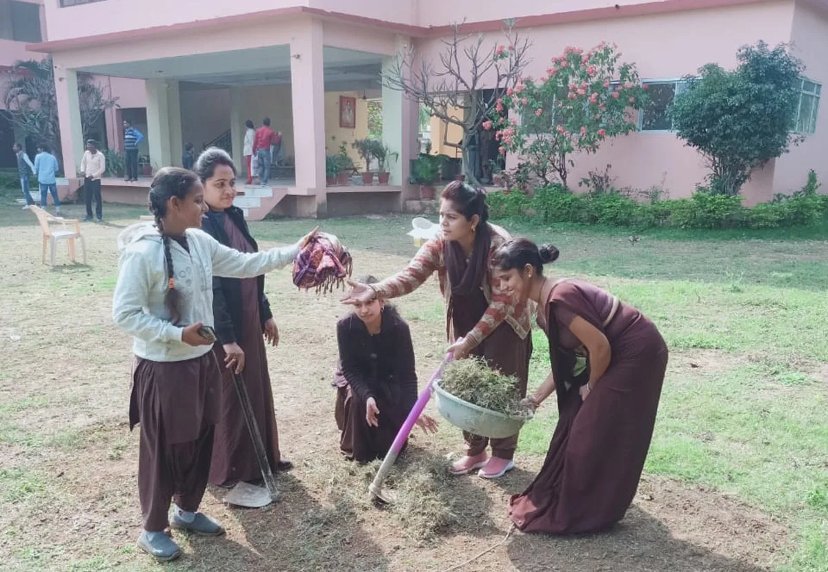 मां नर्मदा कॉलेज में स्वच्छता एवं पर्यावरण जागरुकता कार्यक्रम किया 1 Maa Narmada jpg