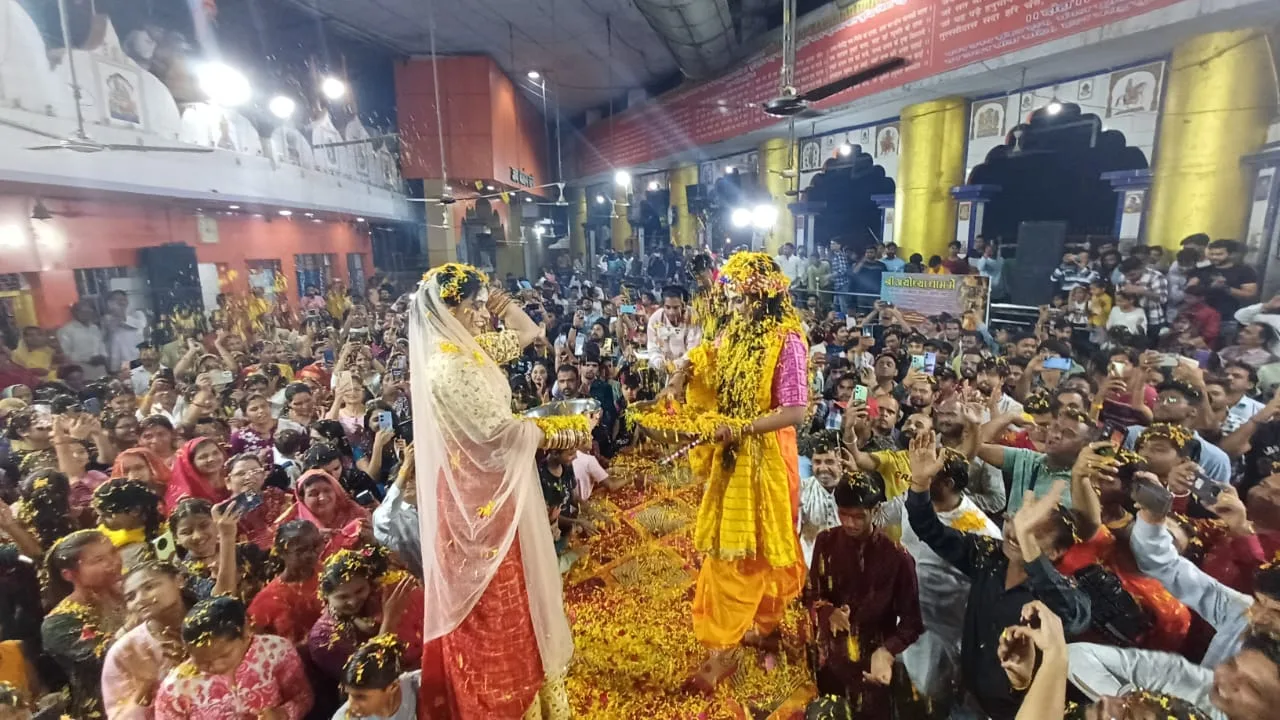 VIDEO : श्री हनुमानधाम मंदिर में मना होली उत्सव, राधा-कृष्ण ने गोपियों संग खेली फूलों की होली 1 Flower Holi1 jpg