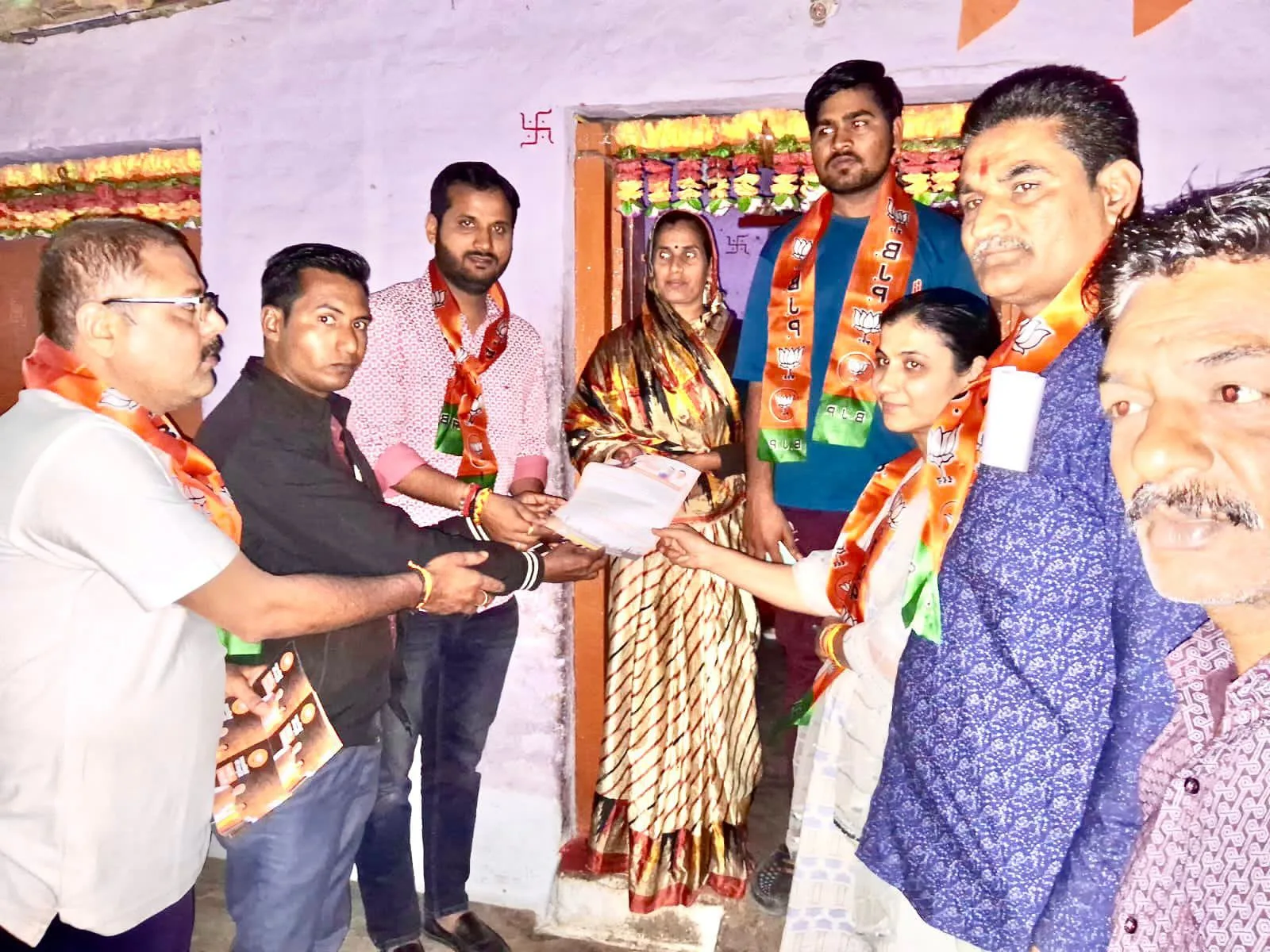 भाजपा कार्यकर्ताओं की टोली घर घर जाकर लाभार्थियों का सम्मान 1 Labharthi jpg