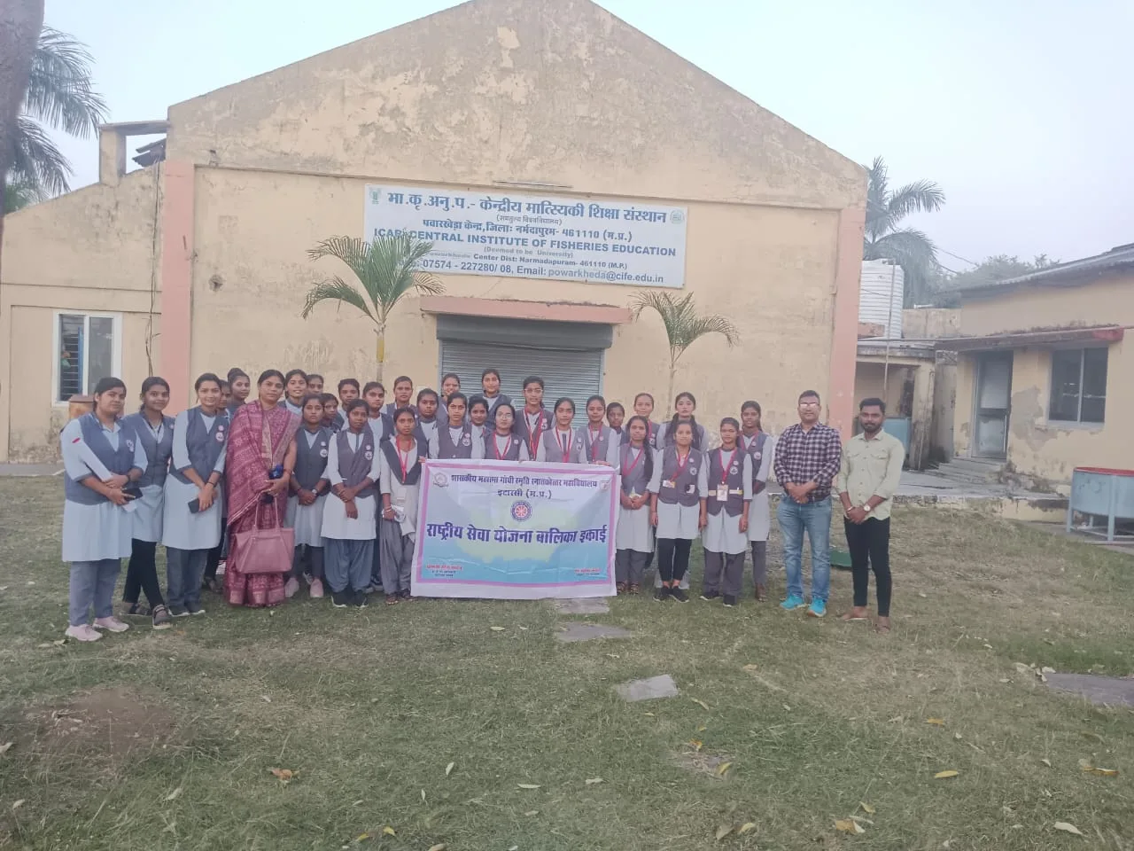 एमजीएम की छात्राओं ने किया केंद्रीय मातिस्यकी शिक्षा संस्थान का भ्रमण 1 MGM GIRLS jpg