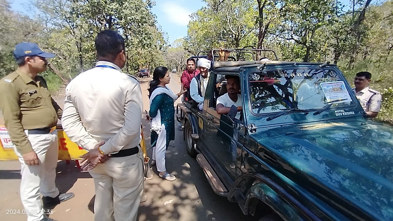 महादेव मेले में वाहन चालकों को समझाइश, 38 चालानों से 20 हजार रुपए वसूले 1 Mahadev Mela 1