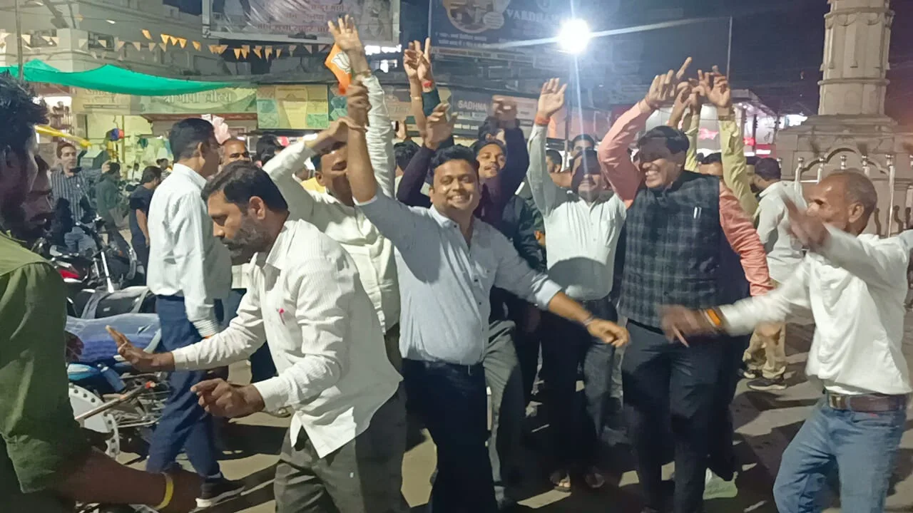 नगर पालिका अध्यक्ष पंकज चौरे ने कार्यकर्ताओं के साथ की आतिशबाजी 1 PC jpg