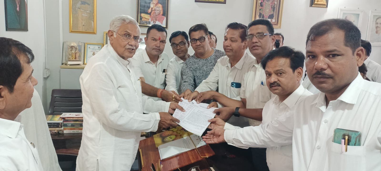 अधिवक्ता संघ एसडीएम के खिलाफ लामबंद, ज्ञापन देकर तबादले की मांग 1 Memo 1