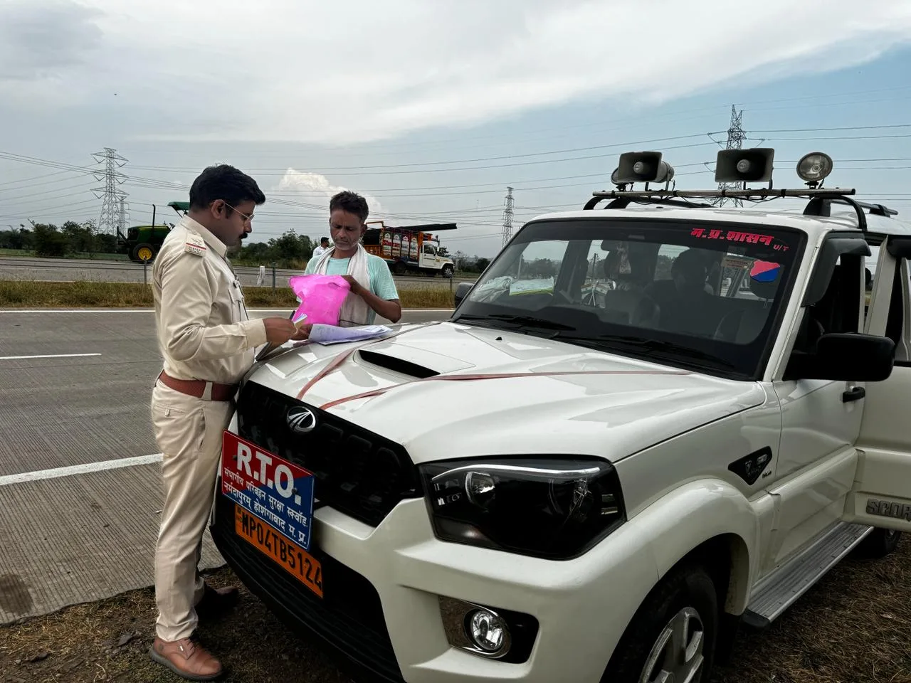 आरटीओ जांच दल की कार्यवाही जारी, 76,500 का चालान एवं कर वसूला 1 RTO 1 jpg