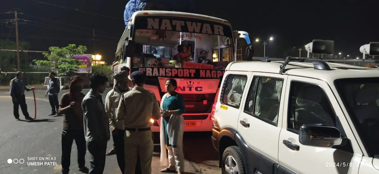 अधिक किराया वसूलने वाले यात्री वाहनों पर चालानी कार्यवाही, 11 बसों से 15, 500 वसूले 1 RTO jpg