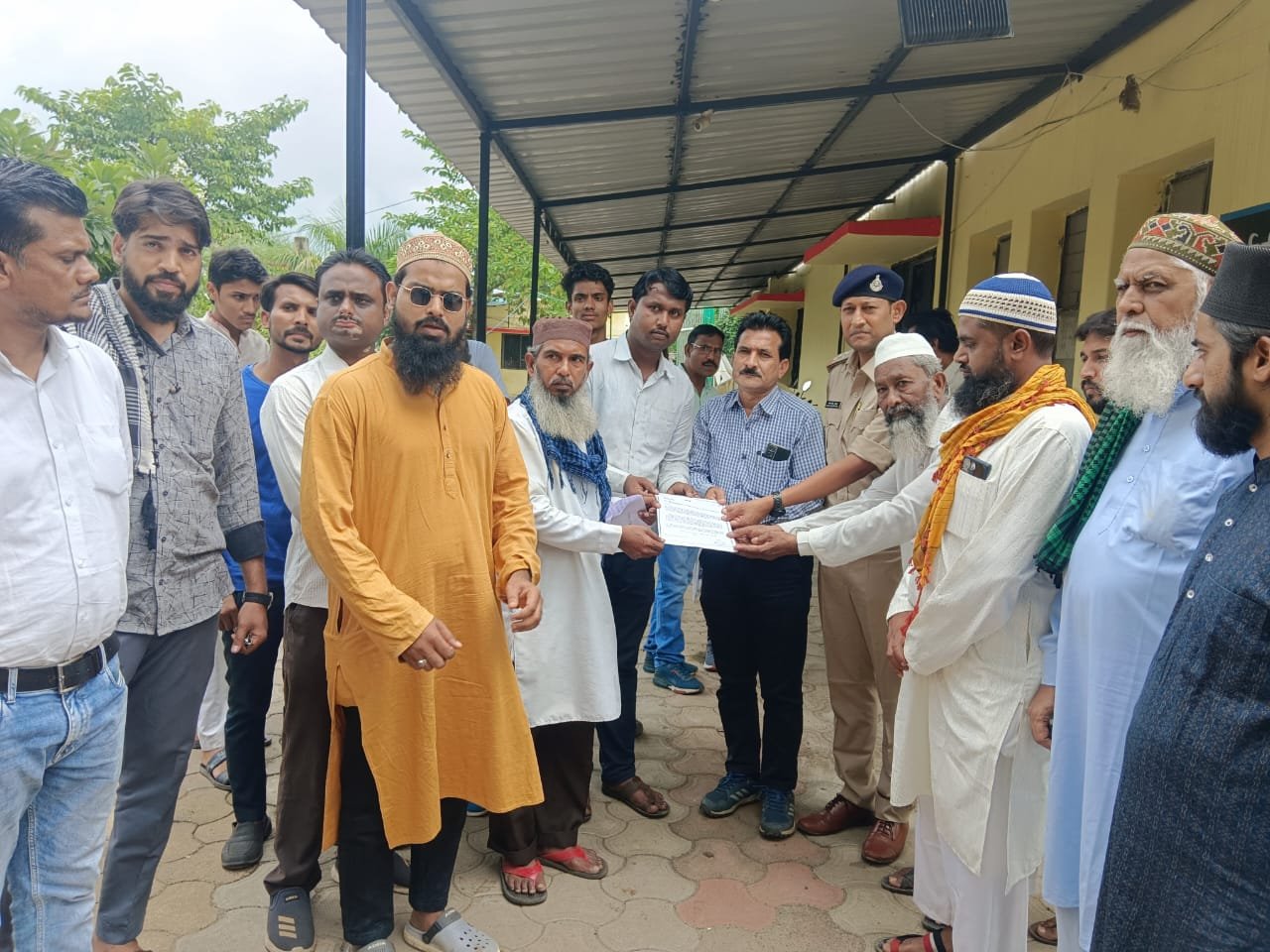 Memorandum given demanding strict action against making indecent remarks on Prophet Mohammad