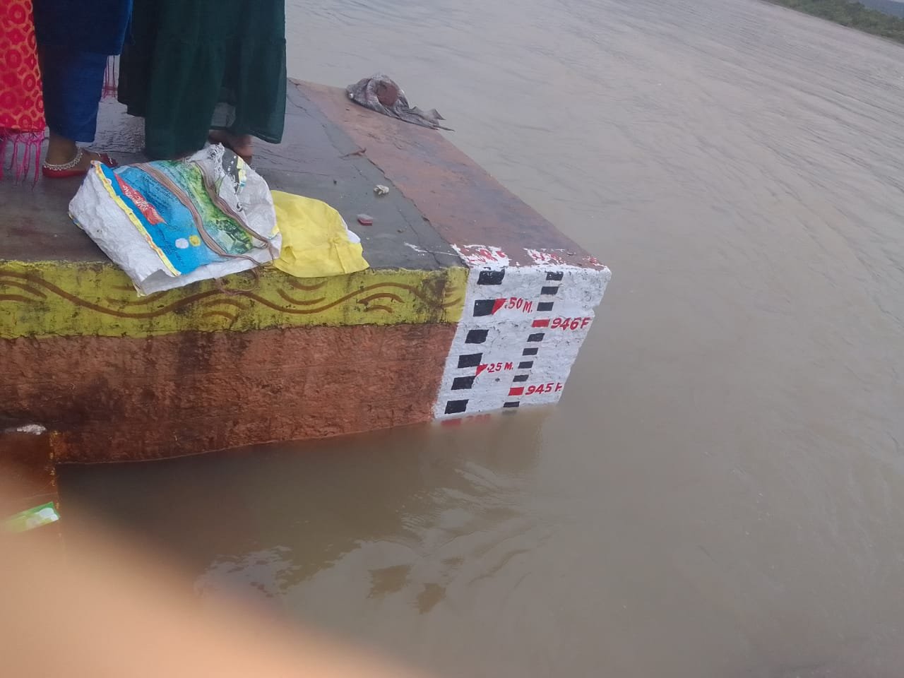 Water increased by one and a half feet in Narmada from morning to evening due to opening of dam gates.