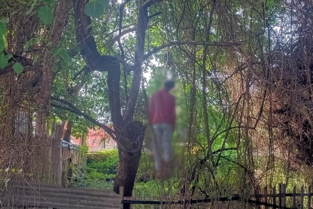 Dead body of youth found hanging from a tree near parcel office, suspicion of suicide