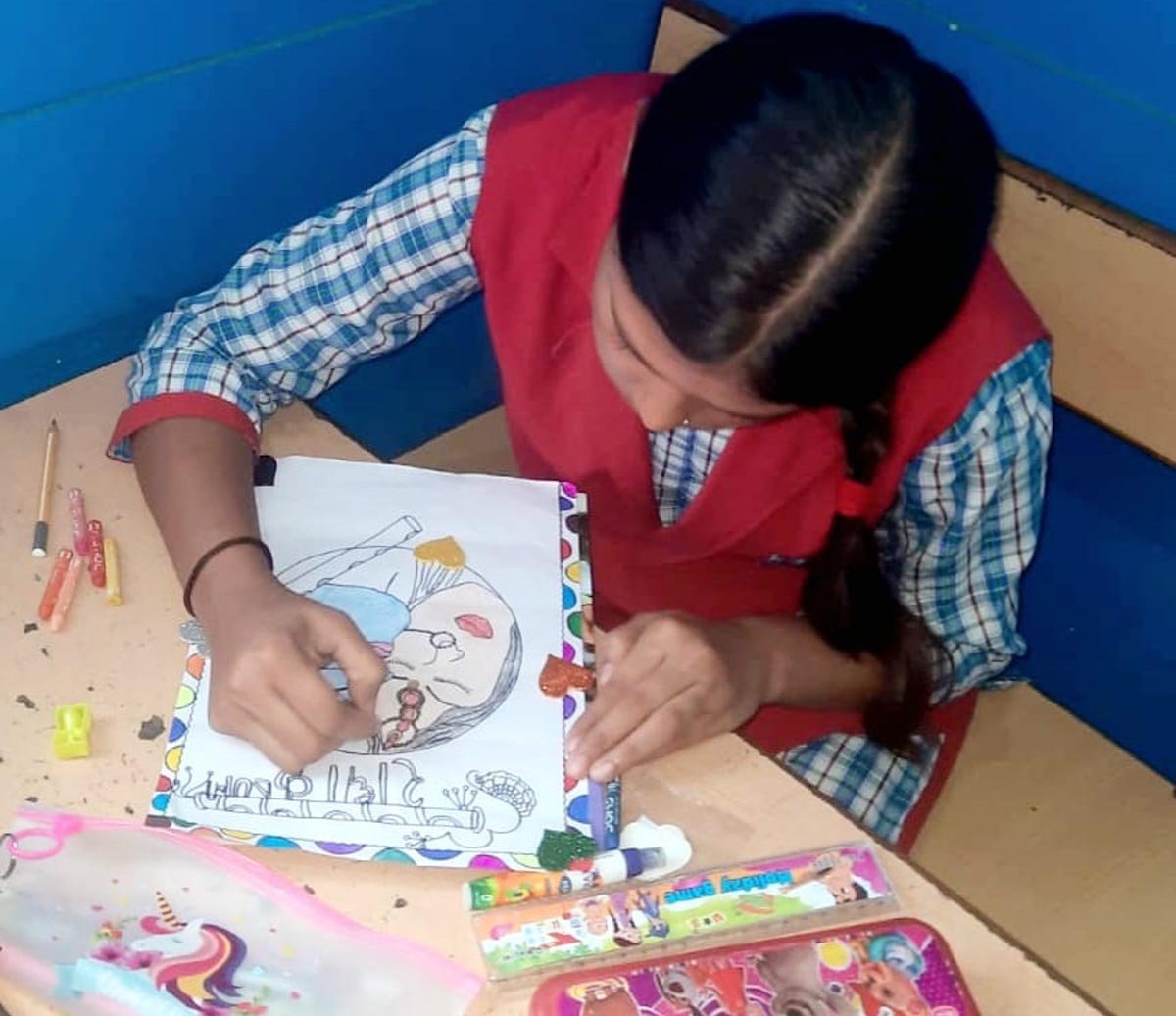 Children showed their talent, painted a picture of Shri Krishna on paper with colors