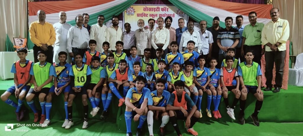 Sopas Itarsi honored former hockey players on Sports Day