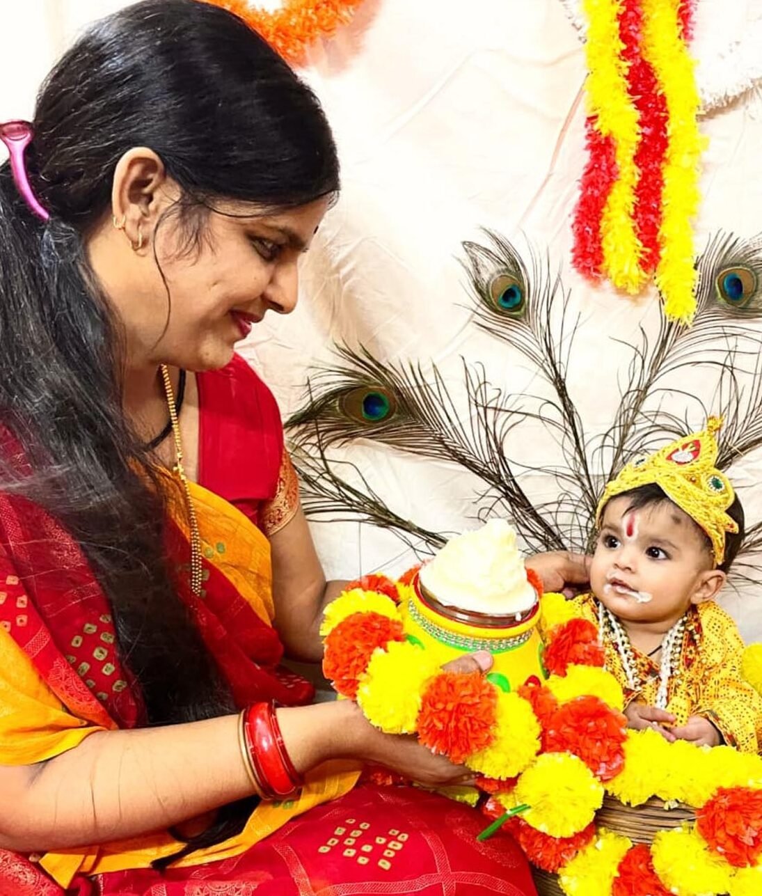 Yogiraj Shri Krishna's birth anniversary will be celebrated tomorrow in temples and schools, little Kanha captivated his heart.