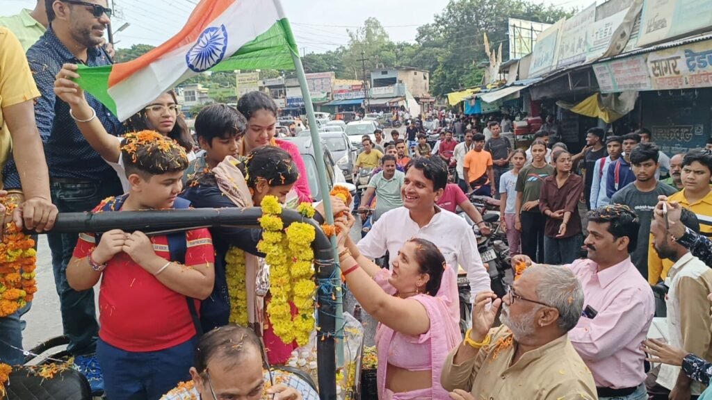 Mayor Neetu Mahendra Yadav welcomed international soft tennis player Aadhya Tiwari.