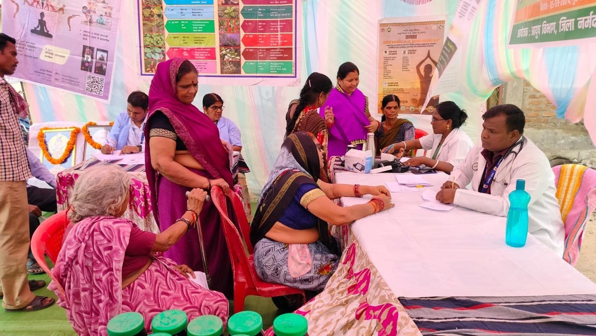 Free treatment of diseases of elderly people in AYUSH camp