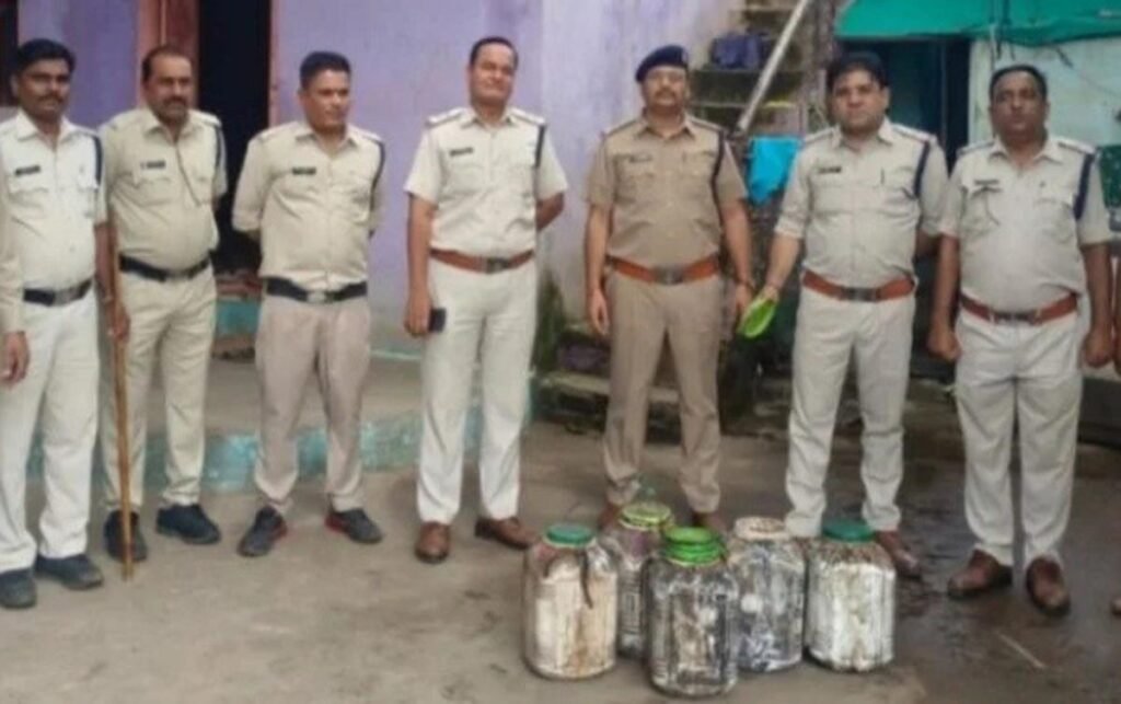 Excise Department seized liquor and Mahua Lahan worth three and a half lakhs in Pipariya.