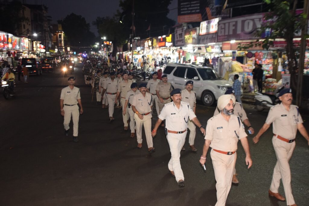 Narmadapuram police took out a foot march to maintain peace