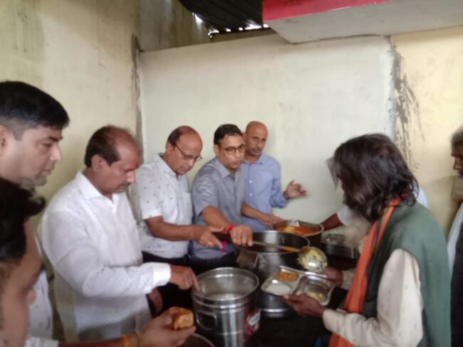 Unique initiative of Shwetambar Jain Samaj, food distribution in Deendayal Kitchen with Namokar Mantra.