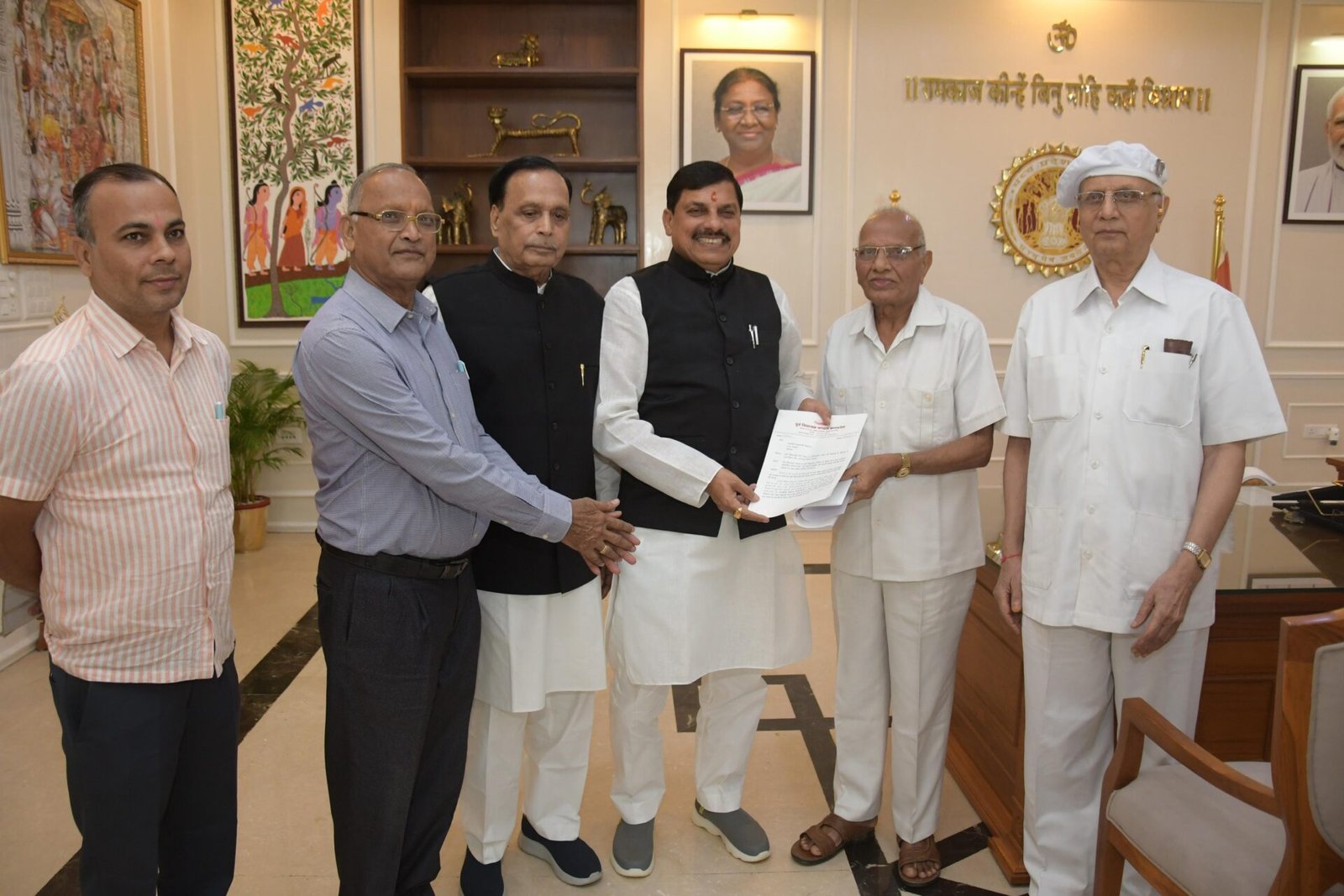 MP: Former MLA Mandal submitted memorandum to the Chief Minister for increase in pension.