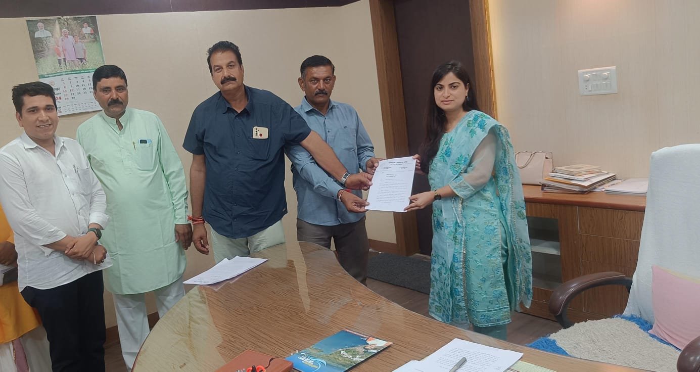 Farmers met the collector with other demands including payment for moong, 10 hours electricity, increase in support price of soybean