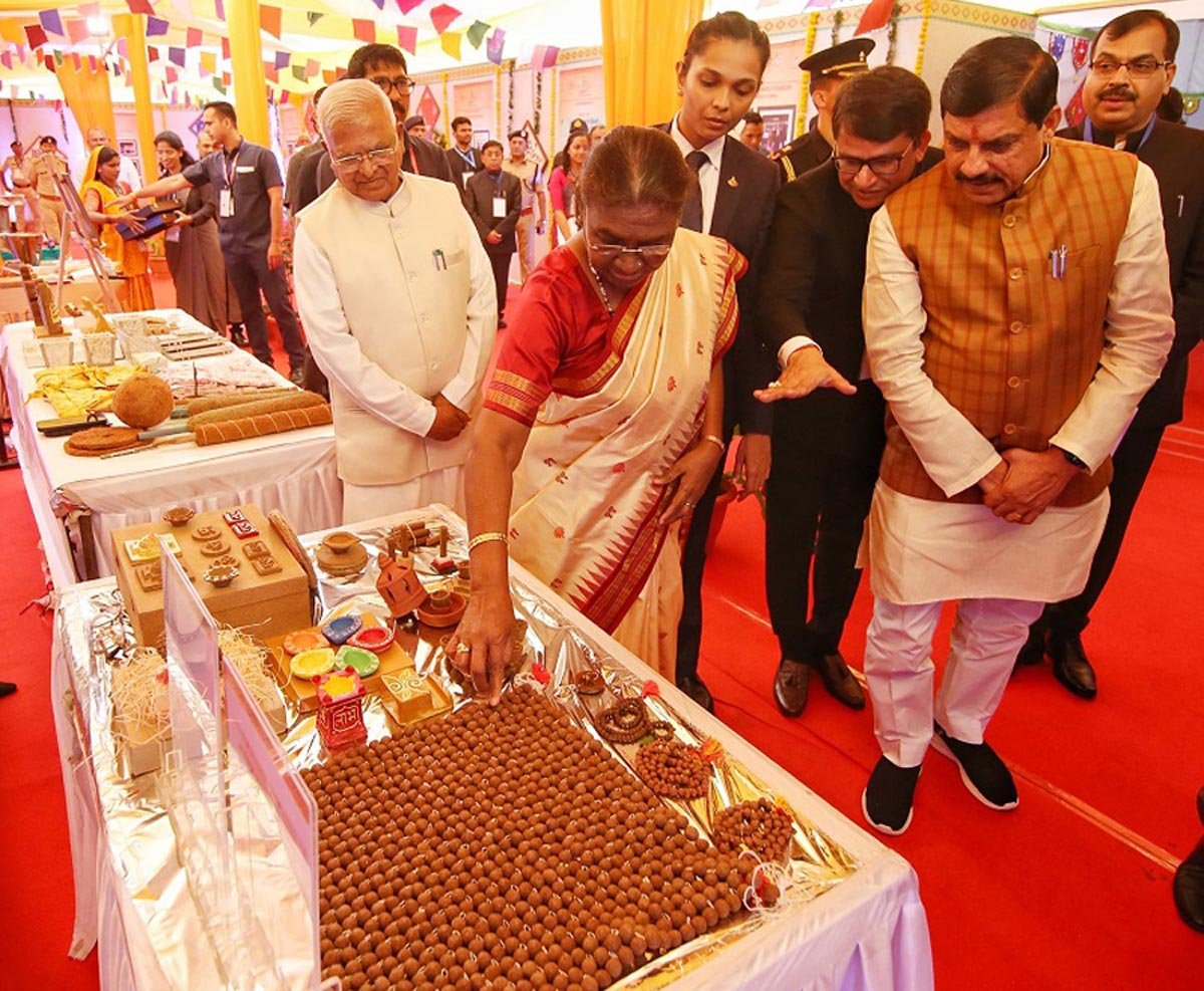 UPDATE राष्ट्रपति मुर्मू ने उज्जैन में देखी स्वच्छता ही सेवा अभियान की प्रदर्शनी, सफाईकर्मियों से संवाद 1 UPDATE President Murmu saw the exhibition of Swachhata Hi Seva campaign in Ujjain, interacted with sanitation workers