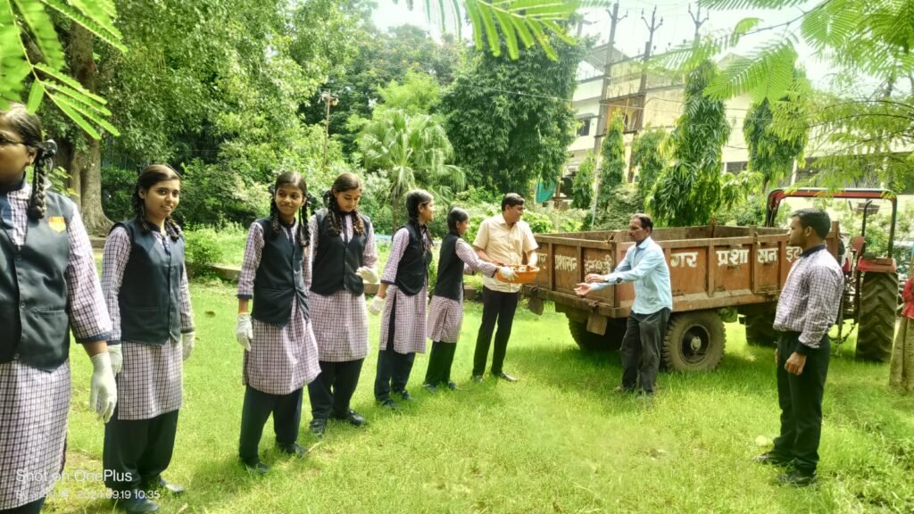 Donated labor in Itarsi lake complex by forming a human chain