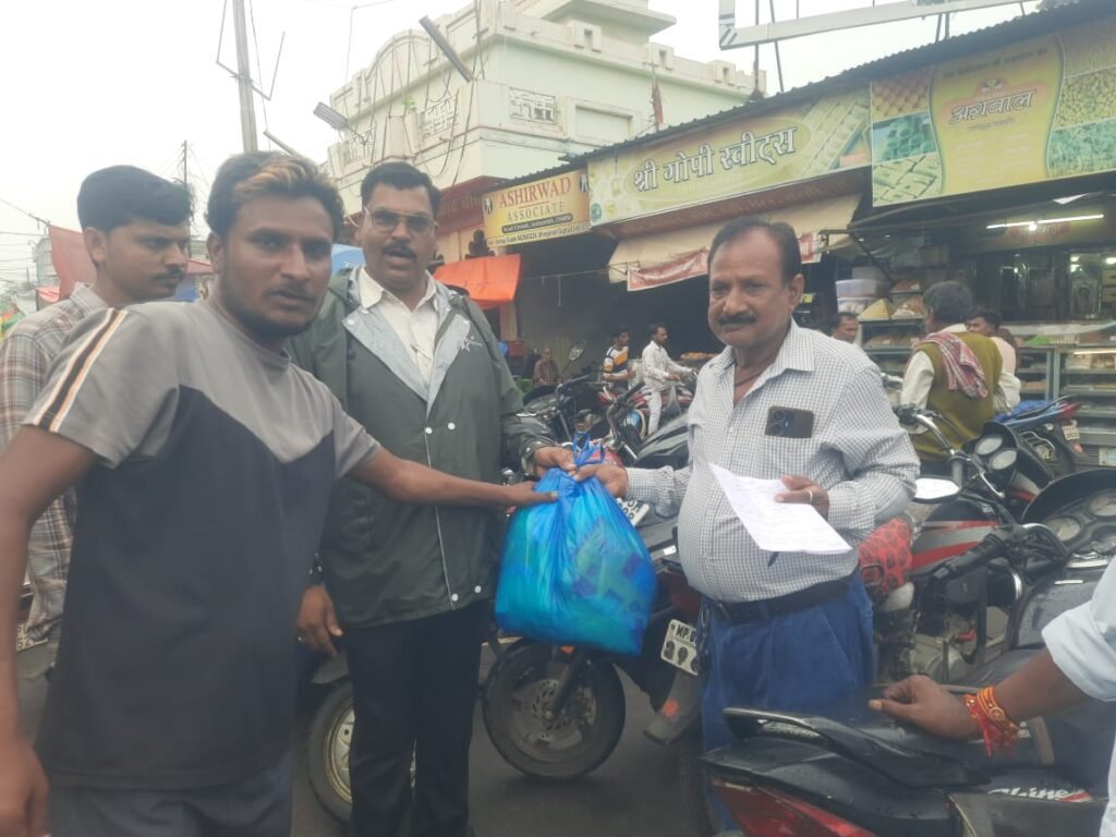 Polythene bags are being used despite the ban, 8 kg seized from various shops