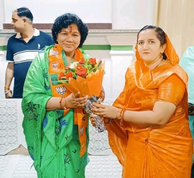 PHE Minister Sampatia Uike was welcomed by the Mayor Mrs. Yadav.