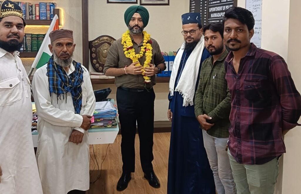 SP Gurukaran Singh welcomed by Tanzeem Islahul Muslimin Itarsi