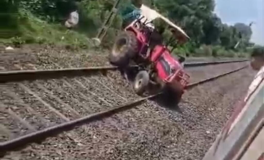 Tractor stuck on Itarsi-Jabalpur railway line, Danapur Express was coming on the same track