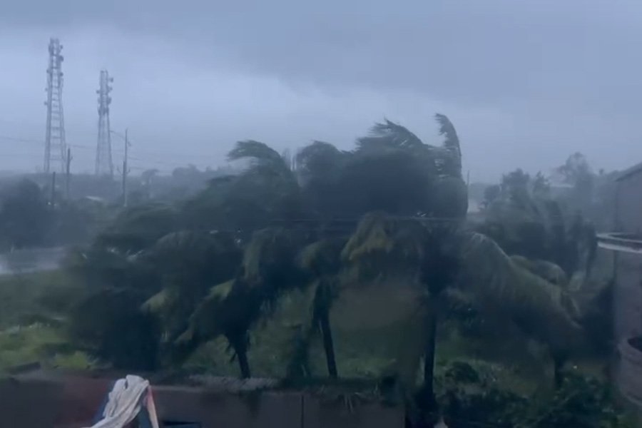 Heavy rain in coastal areas of Bengal due to the impact of cyclonic storm 'Dana'