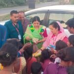 Mayor and Revenue Chairman reached the colony, distributed Diwali material